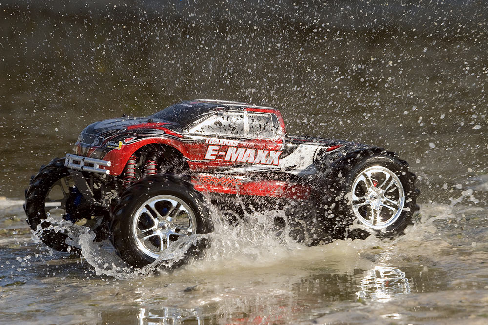 монстр-трак Traxxas E-Maxx TRA3903 на воде