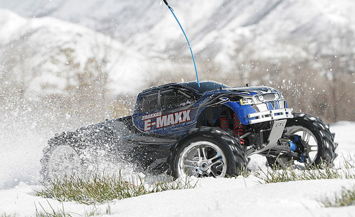 монстр-трак Traxxas E-Maxx TRA3903 на снегу
